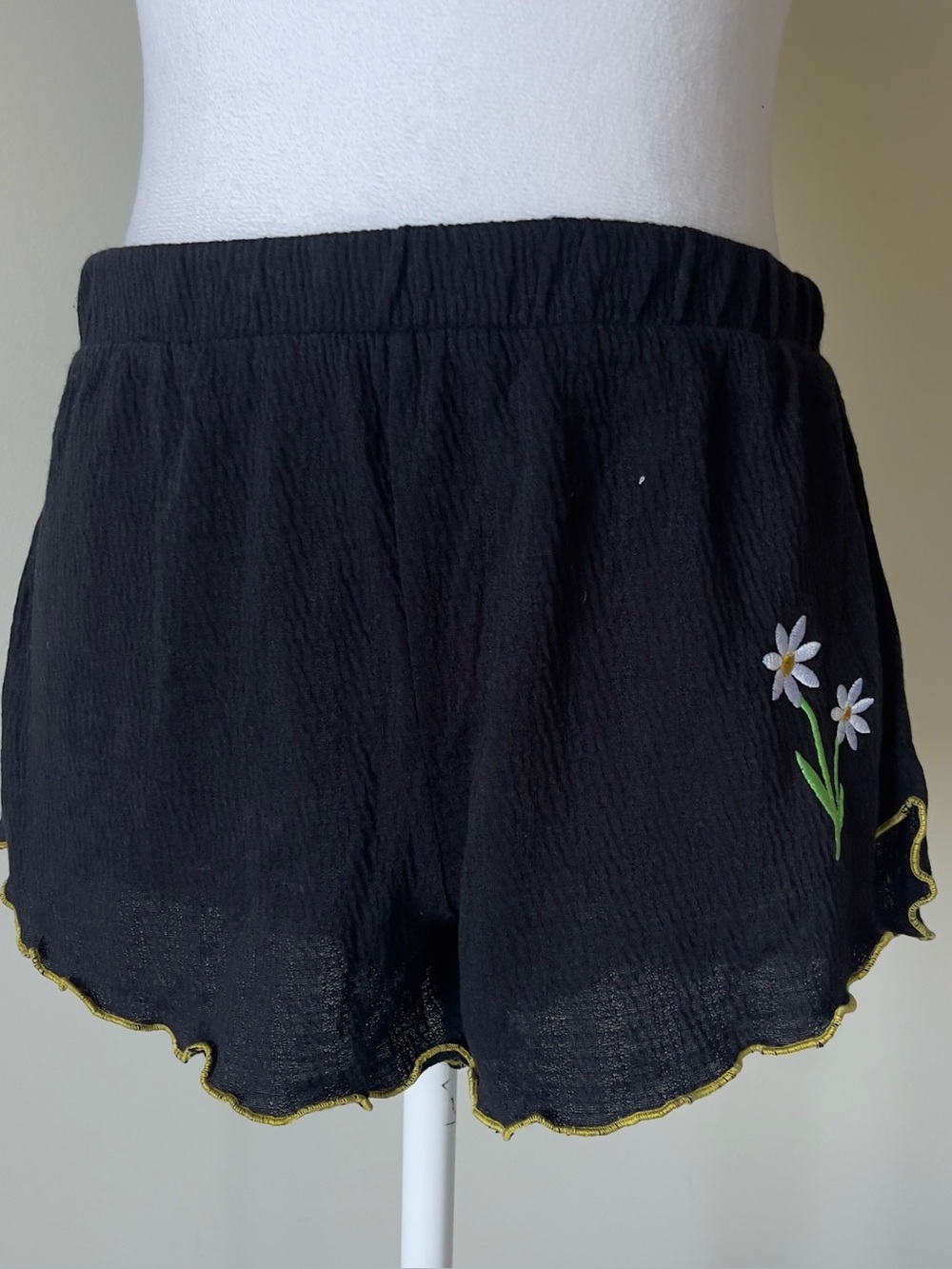 Emerson Road Black Short Sleeve Pajama Set with White Embroidered Daisies NWT S - Picture 6 of 9